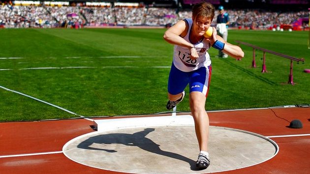 Koulařka Eva Berná na snímku z londýnské olympiády. Koulařka Eva Berná na snímku z londýnské olympiády.