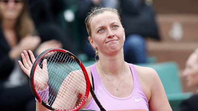 Petra Kvitová děkuje fanouškům po výhře nad Silvií Solerovou. Petra Kvitová děkuje fanouškům po výhře nad Silvií Solerovou.