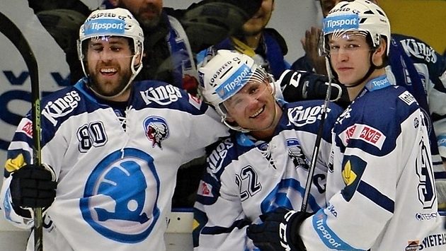 Plzeňští hokejisté se radují z gólu. Zleva Nicholas Johnson, Ondřej Kratěna a David Sklenička. Plzeňští hokejisté se radují z gólu. Zleva Nicholas Johnson, Ondřej Kratěna a David Sklenička.