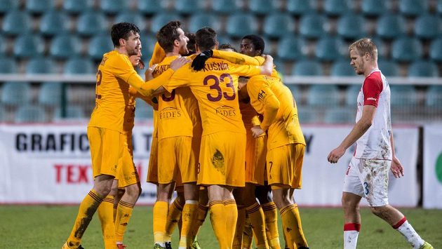 Fotbalisté Dukly Praha se radují z gólu v zápase proti Slavii. Fotbalisté Dukly Praha se radují z gólu v zápase proti Slavii.