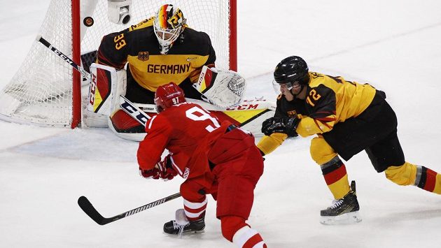 Ruský hokejista Nikita Gusev dal v olympijském finále Německu dvě branky, jeho druhá trefa znamenala prodloužení bitvy o zlato. Ruský hokejista Nikita Gusev dal v olympijském finále Německu dvě branky, jeho druhá trefa znamenala prodloužení bitvy o zlato.