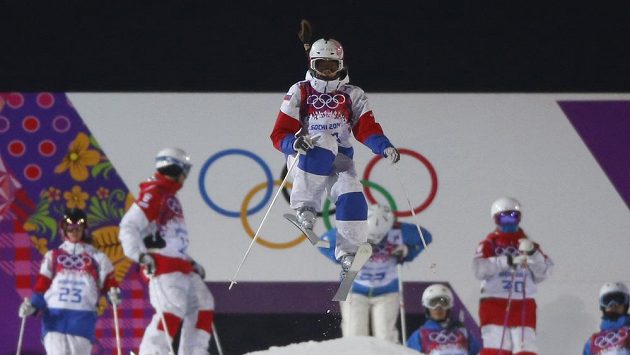 Ruská skikrosařka Maria Komissarovová se těžce zranila při tréninku a olympiáda pro ni skončila. Ruská skikrosařka Maria Komissarovová se těžce zranila při tréninku a olympiáda pro ni skončila.