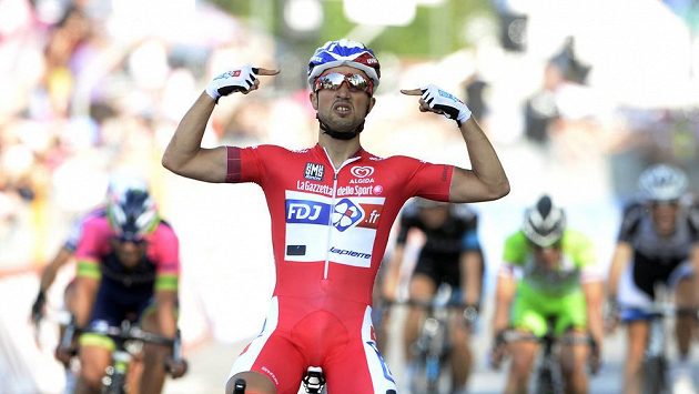 Francouz Nacer Bouhanni se raduje z vítězství v 10. etapě Giro d'Italia. Francouz Nacer Bouhanni se raduje z vítězství v 10. etapě Giro d'Italia.