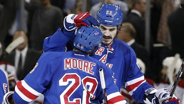 Brian Boyle (22) gratuluje Dominiku Mooreovi (28), střelci jediné branky Rangers v šestém finále s Montrealem. Brian Boyle (22) gratuluje Dominiku Mooreovi (28), střelci jediné branky Rangers v šestém finále s Montrealem.