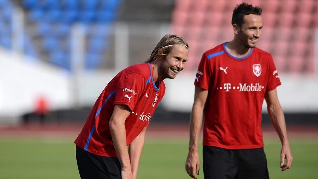 Hráči české reprezentace Jaroslav Plašil (vlevo) a Tomáš Sivok během tréninku národního týmu. Hráči české reprezentace Jaroslav Plašil (vlevo) a Tomáš Sivok během tréninku národního týmu.