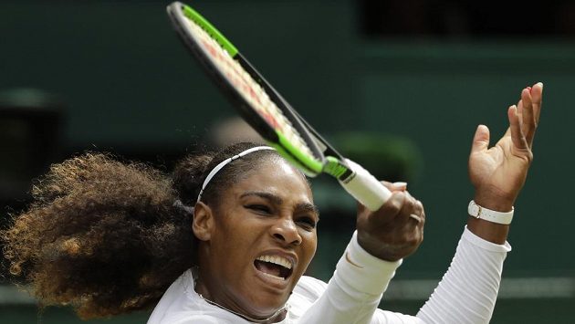 Američanka Serena Williamsová během čtvrtfinálového zápasu ve Wimbledonu. Američanka Serena Williamsová během čtvrtfinálového zápasu ve Wimbledonu.