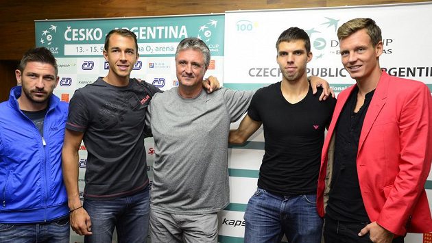 Český daviscupový tým se v Praze se sešel před semifinále s Argentinou. Zleva Jan Hájek, Lukáš Rosol, trenér Jaroslav Navrátil, Jiří Veselý a Tomáš Berdych Český daviscupový tým se v Praze se sešel před semifinále s Argentinou. Zleva Jan Hájek, Lukáš Rosol, trenér Jaroslav Navrátil, Jiří Veselý a Tomáš Berdych