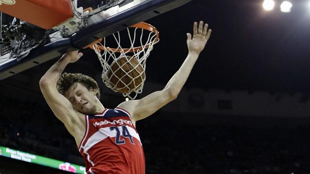 Jan Veselý smečuje do koše v utkání Washingtonu s New Orleans. Jan Veselý smečuje do koše v utkání Washingtonu s New Orleans.