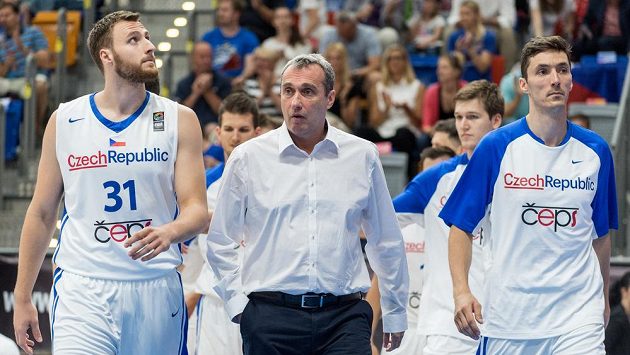 Trenér basketbalové reprezentace Ronen Ginzburg (uprostřed), Martin Kříž (vlevo) a Jiří Welsch. Trenér basketbalové reprezentace Ronen Ginzburg (uprostřed), Martin Kříž (vlevo) a Jiří Welsch.