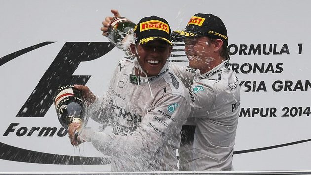 V minulé sezóně byli fanoušci otrávení z Vettelovy suverenity. Představují radující se Hamilton (vlevo) s Rosbergem rutinu začínajícího ročníku formule 1...? V minulé sezóně byli fanoušci otrávení z Vettelovy suverenity. Představují radující se Hamilton (vlevo) s Rosbergem rutinu začínajícího ročníku formule 1...?