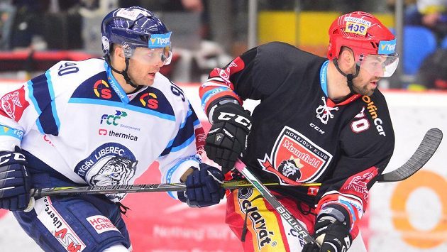 Zleva liberecký Tyler Redenbach a Radek Smoleňák z Hradce Králové. Zleva liberecký Tyler Redenbach a Radek Smoleňák z Hradce Králové.