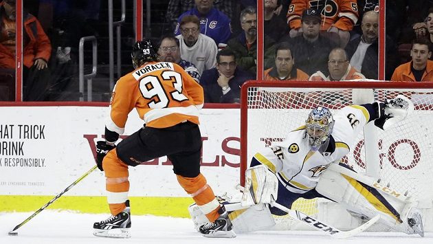 Útočník Philadelphie Jakub Voráček v penaltovém rozstřelu proti brankáři Nashvillu Rinnemu. Útočník Philadelphie Jakub Voráček v penaltovém rozstřelu proti brankáři Nashvillu Rinnemu.
