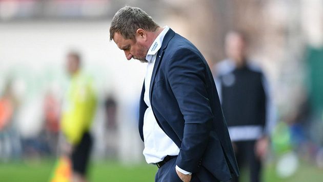 Zklamaný trenér Plzně Pavel Vrba během utkání na hřišti Bohemians 1905. Zklamaný trenér Plzně Pavel Vrba během utkání na hřišti Bohemians 1905.