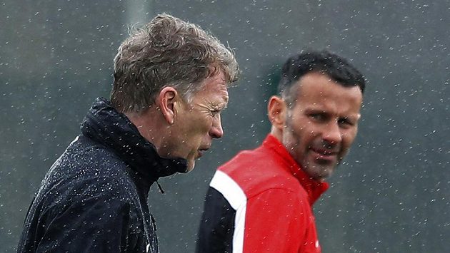 Trenér Manchesteru United David Moyes (vlevo) a záložník Ryan Giggs. Trenér Manchesteru United David Moyes (vlevo) a záložník Ryan Giggs.