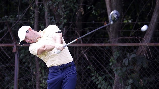 Severoirský golfista Rory McIlroy odpaluje na turnaji PGA Tour BMW Championship. Severoirský golfista Rory McIlroy odpaluje na turnaji PGA Tour BMW Championship.