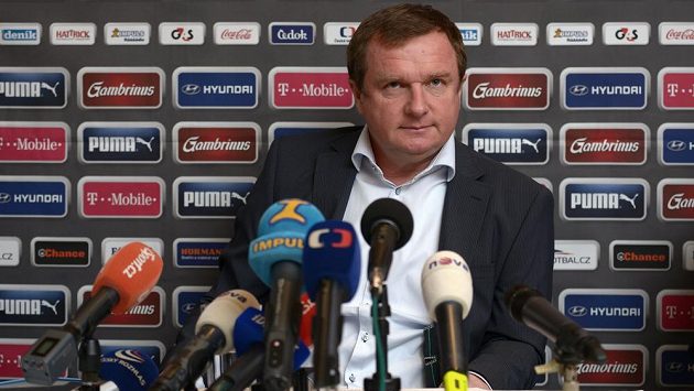 Trenér české fotbalové reprezentace Pavel Vrba během nominační tiskové konference. Trenér české fotbalové reprezentace Pavel Vrba během nominační tiskové konference.