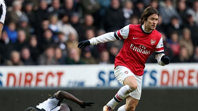 Tomáš Rosický zůstane v Arsenalu ještě další sezónu. Tomáš Rosický zůstane v Arsenalu ještě další sezónu.