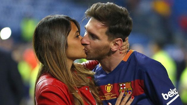 Argentisnký fotbalový král Leo Messi se oženil. A teď může slavit znovu, kvůli daním do vězení nepůjde. Argentisnký fotbalový král Leo Messi se oženil. A teď může slavit znovu, kvůli daním do vězení nepůjde.