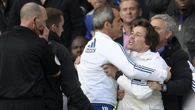 Mourinho (vpravo) se snaží zadržet svého asistenta Ruie Fariu (druhý zprava), který se sápe na hlavního arbitra duelu Chelsea - Sunderland Mikea Deana (úplně vlevo). Mourinho (vpravo) se snaží zadržet svého asistenta Ruie Fariu (druhý zprava), který se sápe na hlavního arbitra duelu Chelsea - Sunderland Mikea Deana (úplně vlevo).