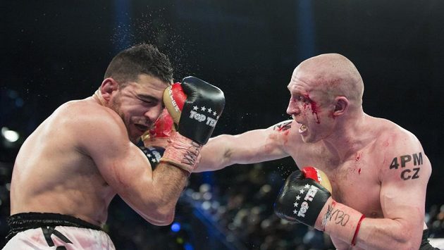 Karim Achour z Francie (vlevo) a Lukáš Konečný v duelu o titul mistra Evropy v Magdeburku. Karim Achour z Francie (vlevo) a Lukáš Konečný v duelu o titul mistra Evropy v Magdeburku.