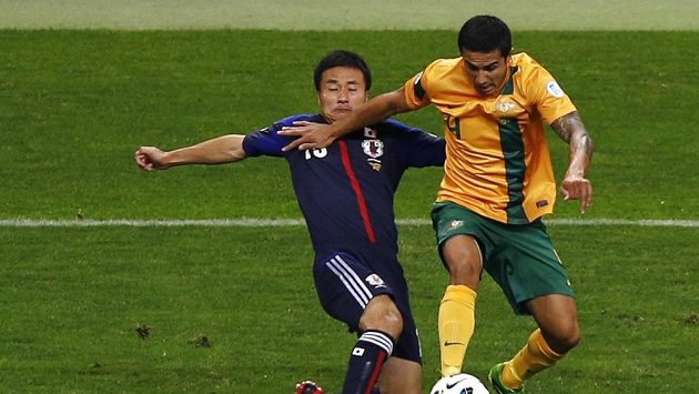Tim Cahill z Austrálie (vpravo) bojuje s Japoncem Jasujuki Konnym. Tim Cahill z Austrálie (vpravo) bojuje s Japoncem Jasujuki Konnym.