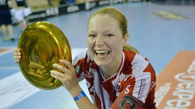 Kapitánka Ida Sundberg z Pixbo s trofejí pro vítězky florbalového turnaje Czech Open. Kapitánka Ida Sundberg z Pixbo s trofejí pro vítězky florbalového turnaje Czech Open.