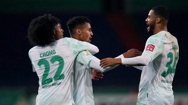 Fotbalista Werderu Brémy Theodor Gebre Selassie uprostřed slaví gól v pohárovém zápase s Hannoverem Fotbalista Werderu Brémy Theodor Gebre Selassie uprostřed slaví gól v pohárovém zápase s Hannoverem