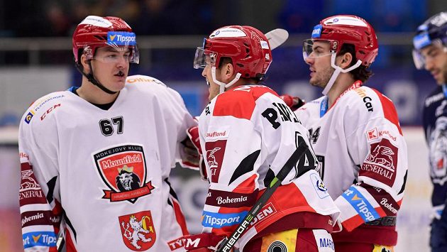 Hokejisté Matej Paulovič, Filip Pavlík a Petr Zámorský z Hradce Králové se radují z gólu. Hokejisté Matej Paulovič, Filip Pavlík a Petr Zámorský z Hradce Králové se radují z gólu.