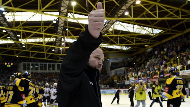 Trenér Litvínova Jiří Šlégr zdraví fanoušky po vítězném utkání. Litvínov se udržel v extralize. Trenér Litvínova Jiří Šlégr zdraví fanoušky po vítězném utkání. Litvínov se udržel v extralize.