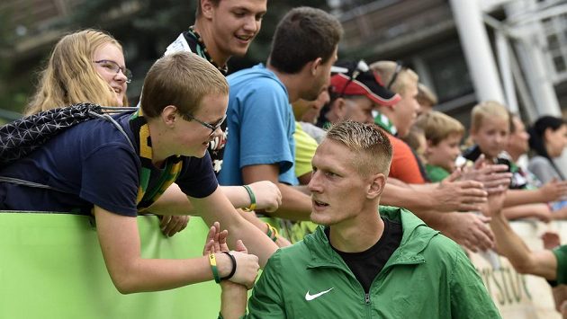 Fotbalista Michal Škoda z Příbrami slaví s fanoušky. Fotbalista Michal Škoda z Příbrami slaví s fanoušky.