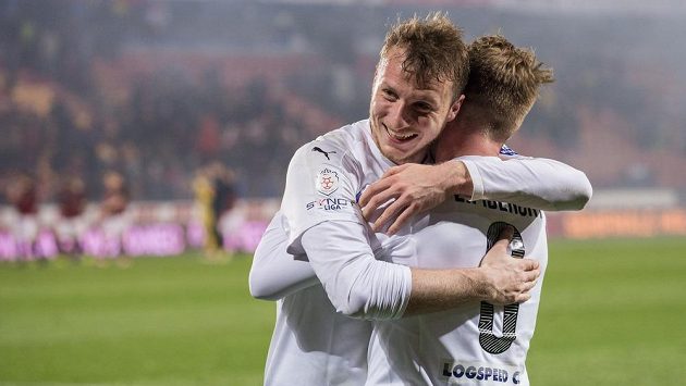 Fotbalisté Plzně Michael Krmenčík (vlevo) a David Limberský na archivním snímku. Fotbalisté Plzně Michael Krmenčík (vlevo) a David Limberský na archivním snímku.