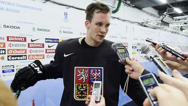 Radek Faksa hovoří s novináři po rozbruslení českého hokejového týmu. Radek Faksa hovoří s novináři po rozbruslení českého hokejového týmu.
