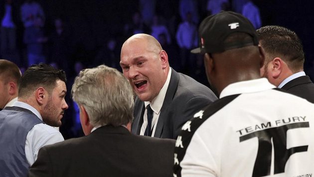 Tyson Fury protestuje poté, co Joseph Parker porazil Hughieho Furyho. Tyson Fury protestuje poté, co Joseph Parker porazil Hughieho Furyho.