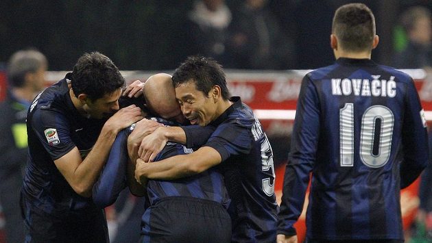 Yuto Nagatomo (druhý zprava) z Interu Milán slaví se spoluhráči gól proti Livornu. Yuto Nagatomo (druhý zprava) z Interu Milán slaví se spoluhráči gól proti Livornu.