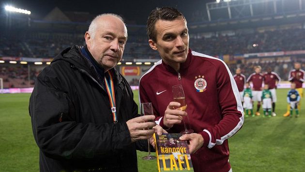 Karel Felt a David Lafata křtí hráčovu autobiografii Kanonýr Lafi. Karel Felt a David Lafata křtí hráčovu autobiografii Kanonýr Lafi.