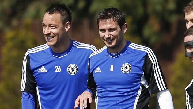 Frank Lampard z Chelsea (vpravo) se spoluhráčem Johnem Terrym. Frank Lampard z Chelsea (vpravo) se spoluhráčem Johnem Terrym.