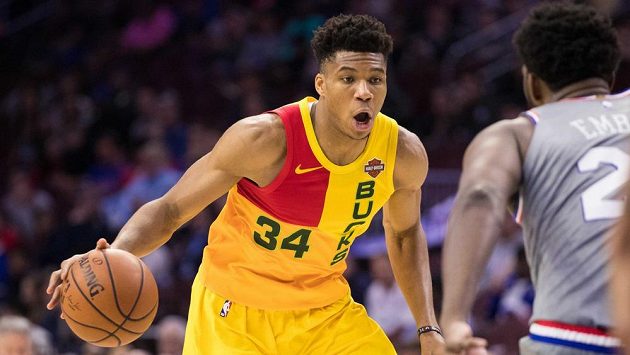 Giannis Antetokounmpo (34) z Milwaukee při utkání s Philadelphií. Giannis Antetokounmpo (34) z Milwaukee při utkání s Philadelphií.