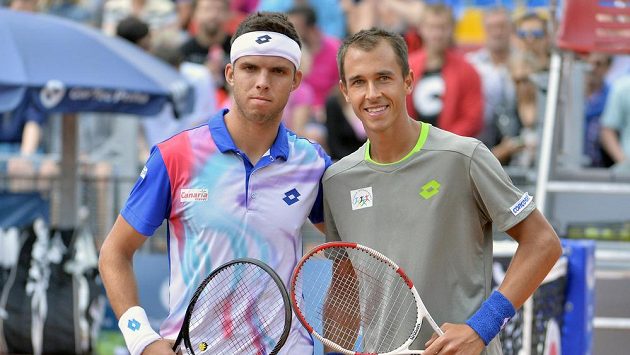 Jiří Veselý (vlevo) nastoupil proti Lukáši Rosolovi ve finále tenisového challengeru Prague Open v Praze. Jiří Veselý (vlevo) nastoupil proti Lukáši Rosolovi ve finále tenisového challengeru Prague Open v Praze.