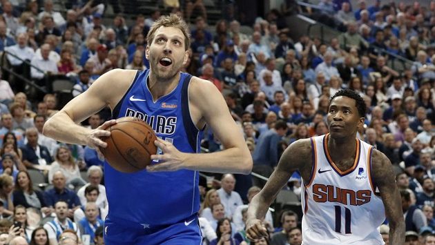 Basketbalista Dallasu Mavericks Dirk Nowitzki (41) v akci během utkání NBA proti Phoenixu Suns. Basketbalista Dallasu Mavericks Dirk Nowitzki (41) v akci během utkání NBA proti Phoenixu Suns.