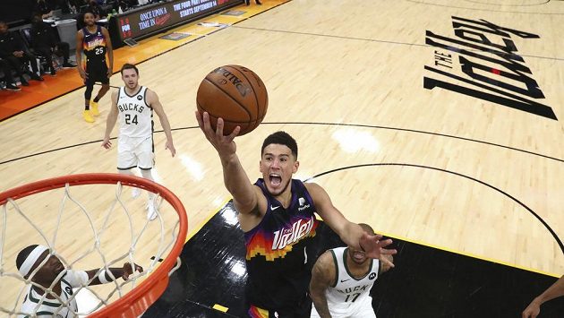 Devin Booker z Phoenixu se prosazuje v pátém finále NBA proti Milwaukee. Devin Booker z Phoenixu se prosazuje v pátém finále NBA proti Milwaukee.