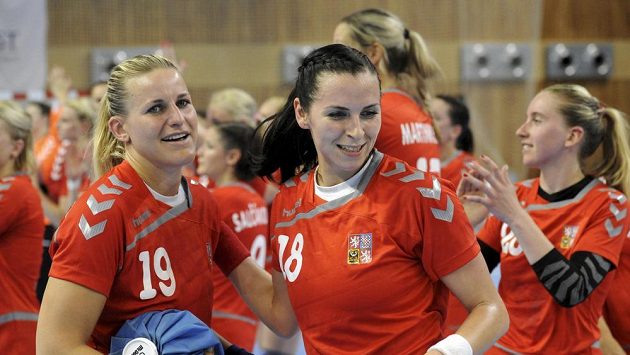 Helena Štěrbová (vlevo) a Iveta Luzumová po zápase s Nizozemskem. Helena Štěrbová (vlevo) a Iveta Luzumová po zápase s Nizozemskem.