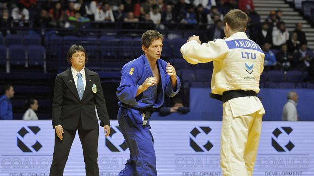 Český reprezentant Pavel Petřikov (v modrém) porazil 21. dubna v 1. kole kategorie do 60 kilogramů na mistrovství Evropy v judu v Kazani Litevce Andreje Klokova (v bílém). Český reprezentant Pavel Petřikov (v modrém) porazil 21. dubna v 1. kole kategorie do 60 kilogramů na mistrovství Evropy v judu v Kazani Litevce Andreje Klokova (v bílém).