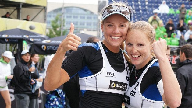 Plážové volejbalistky Kristýna Kolocová a Markéta Sluková (vlevo) během grandslamového turnaje v Berlíně. Plážové volejbalistky Kristýna Kolocová a Markéta Sluková (vlevo) během grandslamového turnaje v Berlíně.
