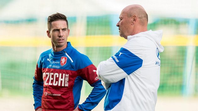 Milan Petržela (vlevo) a asistent kouče Miroslav Koubek na tréninku fotbalové reprezentace. Milan Petržela (vlevo) a asistent kouče Miroslav Koubek na tréninku fotbalové reprezentace.