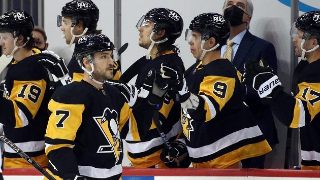 Hokejista Pittsburghu Penguins Colton Sceviour (7) slaví gól se spoluhráči na střídačce v utkání proti Washingtonu Capitals. Hokejista Pittsburghu Penguins Colton Sceviour (7) slaví gól se spoluhráči na střídačce v utkání proti Washingtonu Capitals.