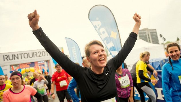 Radost z běhu, ze života. Tohle je Anna Luxová a její momentka po doběhnutí do cíle závodu RunTour. Radost z běhu, ze života. Tohle je Anna Luxová a její momentka po doběhnutí do cíle závodu RunTour.