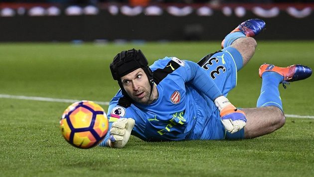 Brankář Arsenalu Petr Čech kontroluje míč v ligovém utkání s Bournemouthem. Brankář Arsenalu Petr Čech kontroluje míč v ligovém utkání s Bournemouthem.