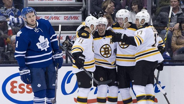 Útočník Bostonu David Krejčí (třetí zprava) se raduje se spoluhráči z gólu. Nastoupí i proti Ďáblům? Útočník Bostonu David Krejčí (třetí zprava) se raduje se spoluhráči z gólu. Nastoupí i proti Ďáblům?