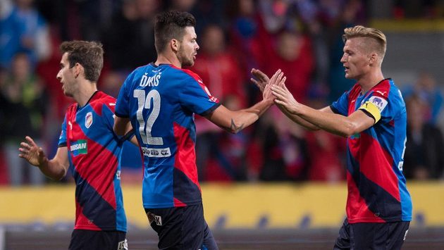 Plzeňský útočník Michal Ďuriš (uprostřed), Václav Procházka (vpravo) a Tomáš Hořava oslavují vyrovnávací gól proti Liberci. Plzeňský útočník Michal Ďuriš (uprostřed), Václav Procházka (vpravo) a Tomáš Hořava oslavují vyrovnávací gól proti Liberci.