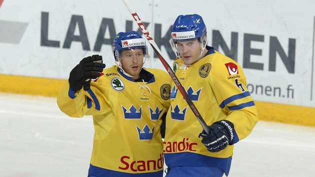 Švédská radost. Linus Klasen (vlevo) jásá po gólu proti Finům s Patrikem Hersleyem. Švédská radost. Linus Klasen (vlevo) jásá po gólu proti Finům s Patrikem Hersleyem.
